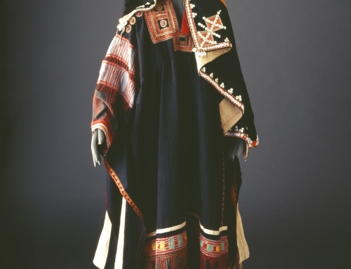 Sulaym thobe showing the embroidery on the yoke, the shoulders and the appliqué