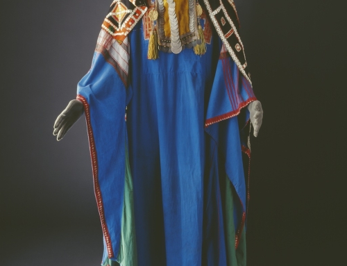 Harb thobe in blue with alternating green on the sleeve panels